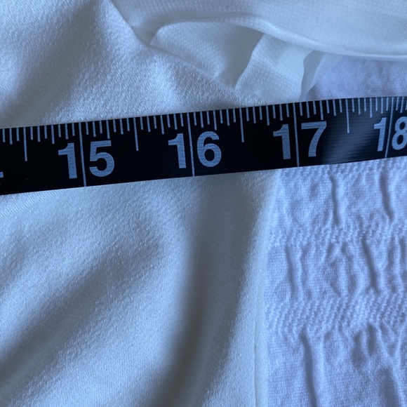 Cable and Gauge puff sleeved white blouse.Ruched front with slit neck & hook. M - Picture 7 of 16